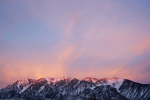 ciel coucher de soleil sur la montagne en hiver - san juan county photos et images de collection