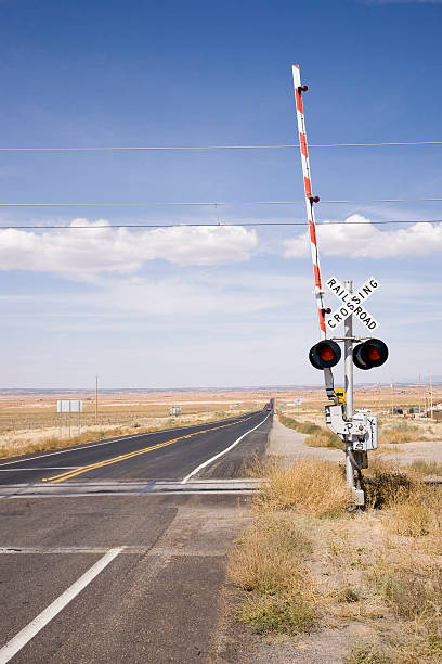 踏切、ゲート - crossing railroad track boundary gate ストックフォトと画像