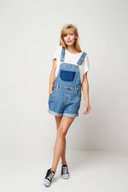 mujer de dungaree del dril de algodón - peto fotografías e imágenes de stock