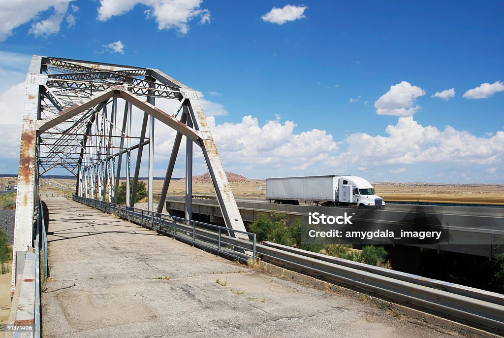 Pont abandonné parallèle de l'autoroute freeway - Photo de Nouveau-Mexique libre de droits