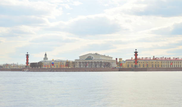 istock Spit of Vasilyevsky Island and Neva River. 913720502