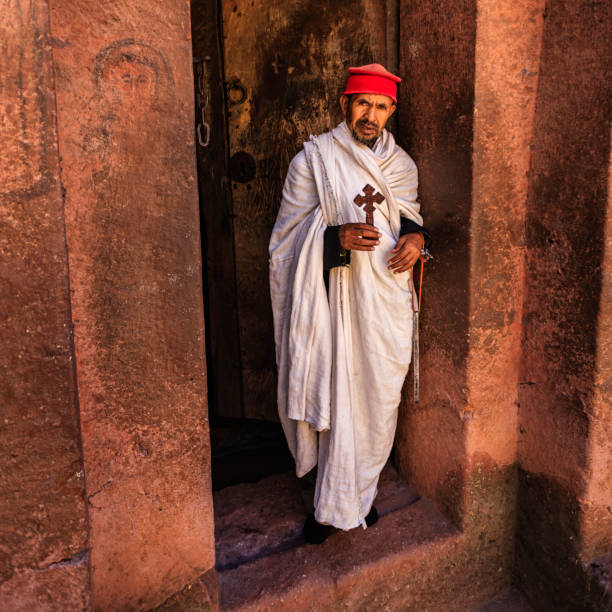 sacerdote católico de la iglesia de san jorge, lalibela. etiopía, áfrica - saint giorgis fotografías e imágenes de stock