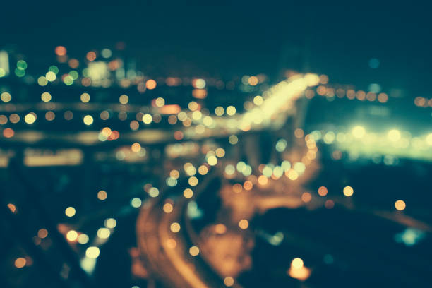 istock Defocused Urban Scene at Night 913721390
