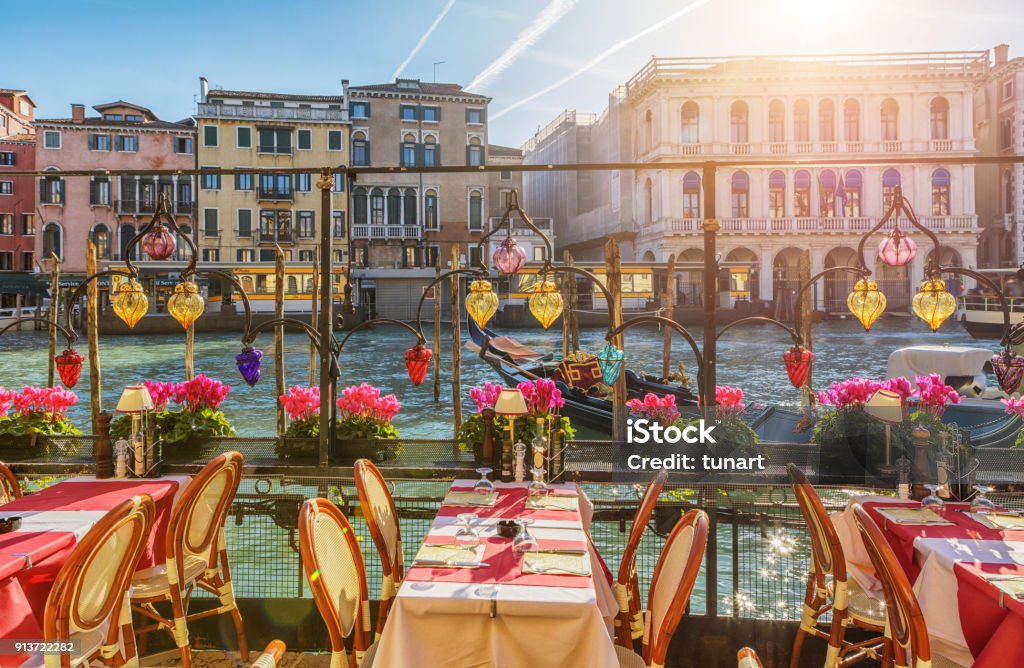 Tavoli ristorante vicino al Canale di Venezia, Italia - Foto stock royalty-free di Venezia