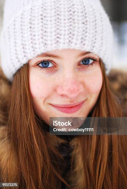 Chica En Invierno Foto de stock y más banco de imágenes de Actividad después de esquiar - Actividad después de esquiar, Adulto, Alegre