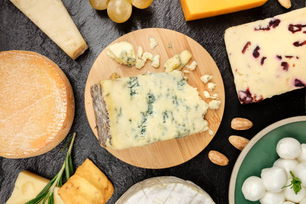 phtoto généraux des différents types de fromage à la texture noire - wensleydale blue photos et images de collection