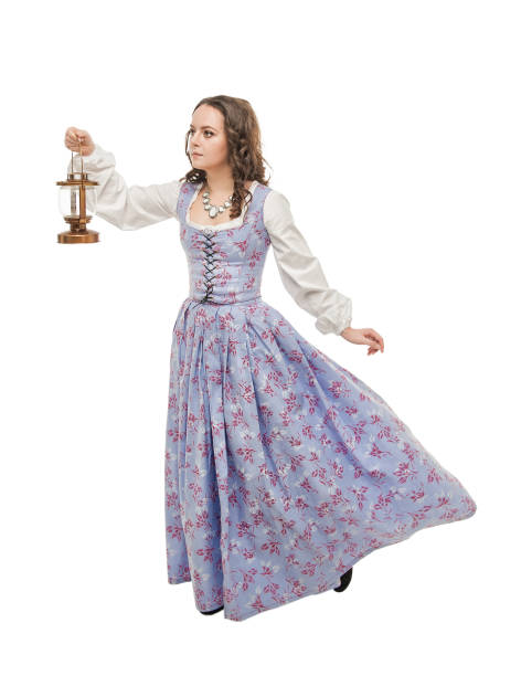 mulher bonita no velho vestido medieval histórico com lanterna - princess hairstyle baroque style women - fotografias e filmes do acervo