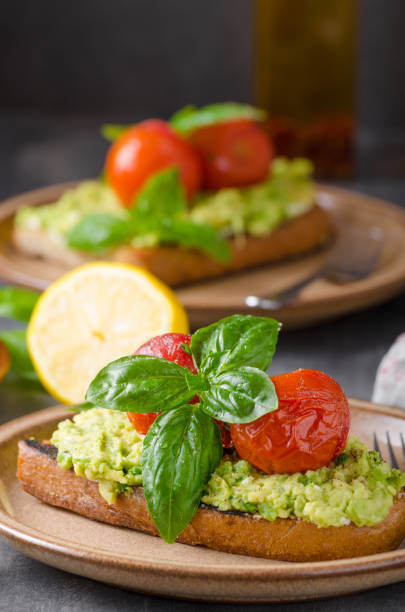istock Avocado spread bread with baked tomato 913727930