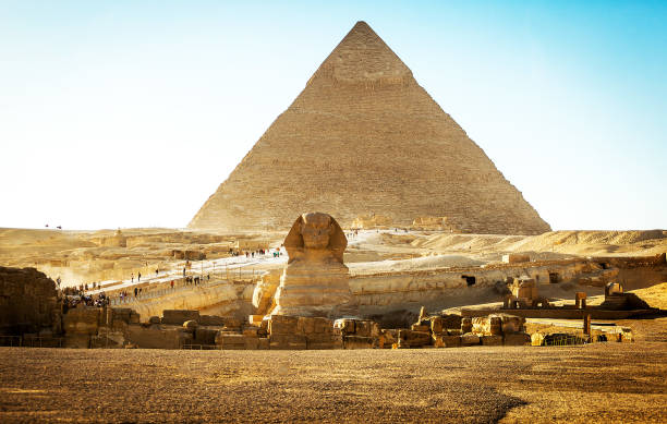 istock Egyptian sphinx with a ptramid in background 913733036