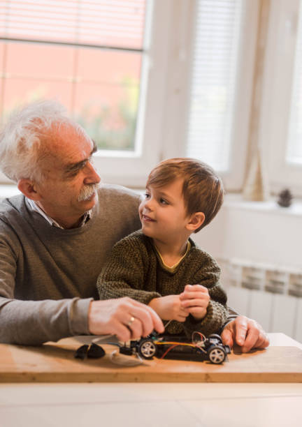 istock Grandpa and child repairer 913735334