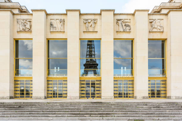 vue de face de la façade de style art déco du grand foyer du théâtre national de chaillot, situé dans le palais de chaillot, en face de la tour eiffel - palais de chaillot photos et images de collection