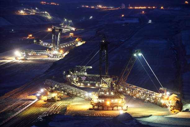 excavator in mine - industry dusk night sustainable resources stock-fotos und bilder