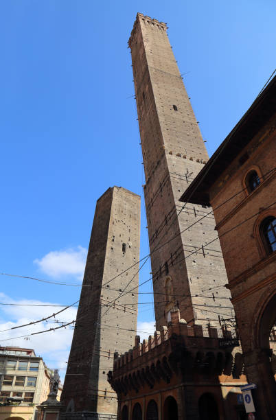 istock Two Towers of Bologna 913758410