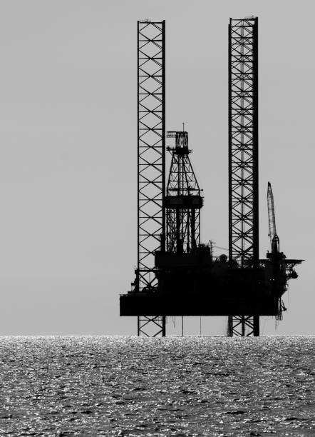 impianto offshore - oil rig sea oil storm foto e immagini stock