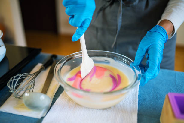 biologische zeep thuis maken - zeep stockfoto's en -beelden