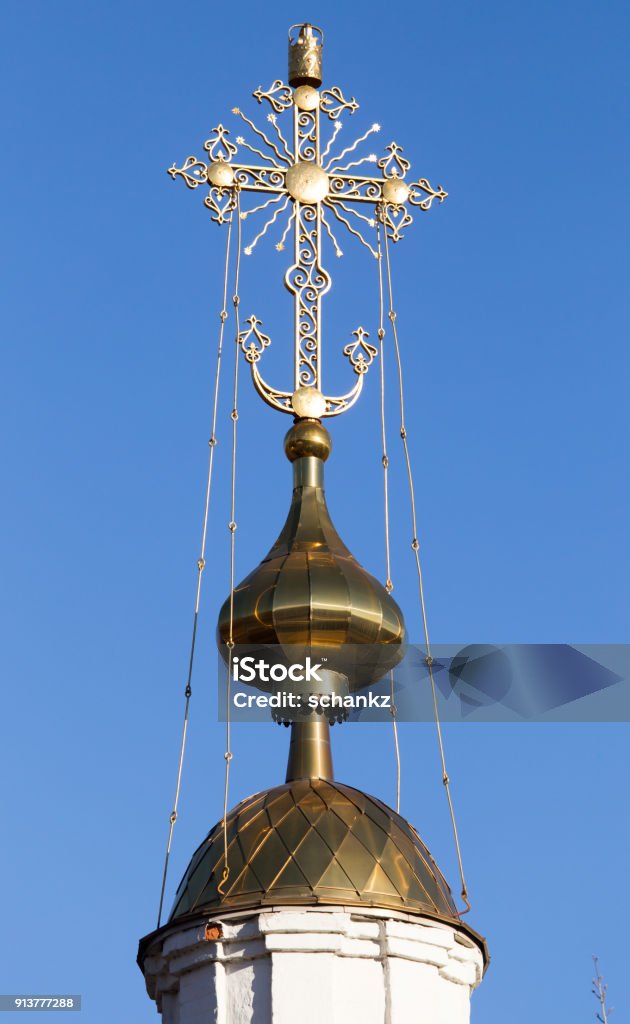 La Cruz De Oro En La Iglesia De La Iglesia Ortodoxa Rusa Foto de stock y más banco de imágenes de Arquitectura - iStock La Cruz De Oro En La Iglesia De La Iglesia Ortodoxa Rusa Foto de stock y más banco de imágenes de Arquitectura - iStock