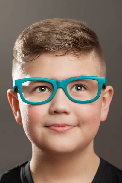 istock Teenager boy with eyeglasses on grey background 913781530