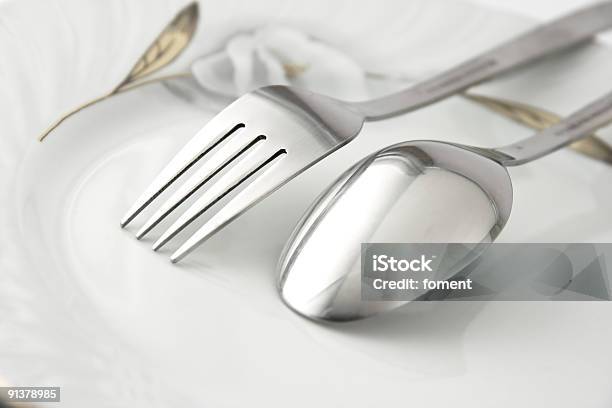 Silver Crockery Przybory - zdjęcia stockowe i więcej obrazów Bez ludzi - Bez ludzi, Biały, Błyszczący