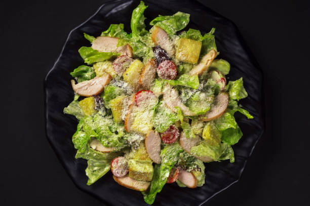 caesar salat mit huhn - parmesan cheese chicken veal salad stock-fotos und bilder