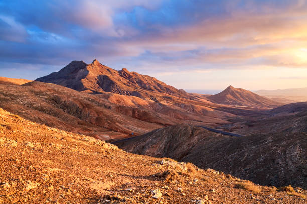 tramonto sul paesaggio desertico di fuerteventura, isole canarie - extreme terrain foto e immagini stock