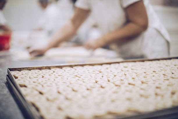 istock Women making pretzels in bakery 913790544