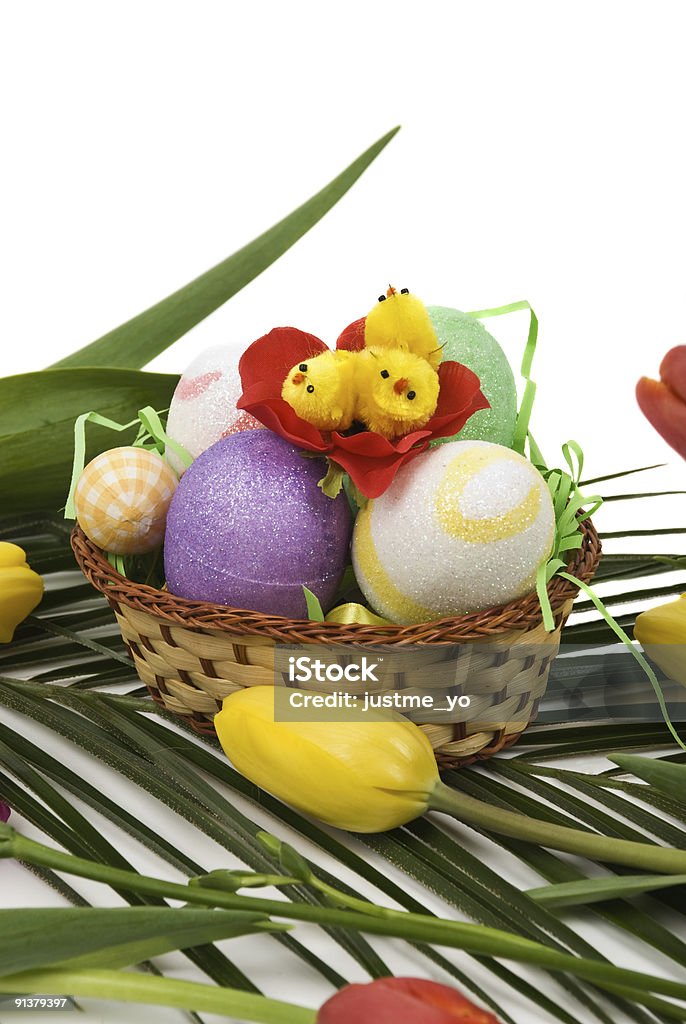 Décoration de Pâques avec des œufs, poulet et des tulipes - Photo de Arranger libre de droits