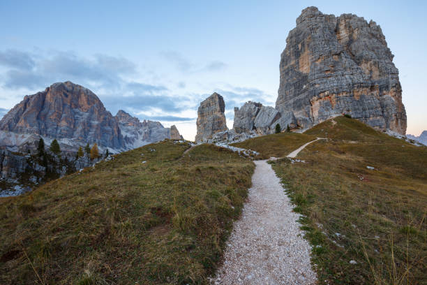 formation de roche cinque torri sous le soleil du soir, dolomite alps - mountain rock sun european alps photos et images de collection