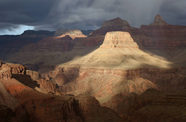 sonnendurchflutete butte - great red spot stock-fotos und bilder