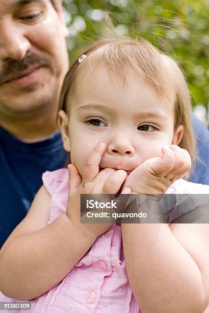 Encantadores Primer Plano De Niña Bebé Con Padre Espacio De Copia Foto de stock y más banco de imágenes de Actividad de fin de semana