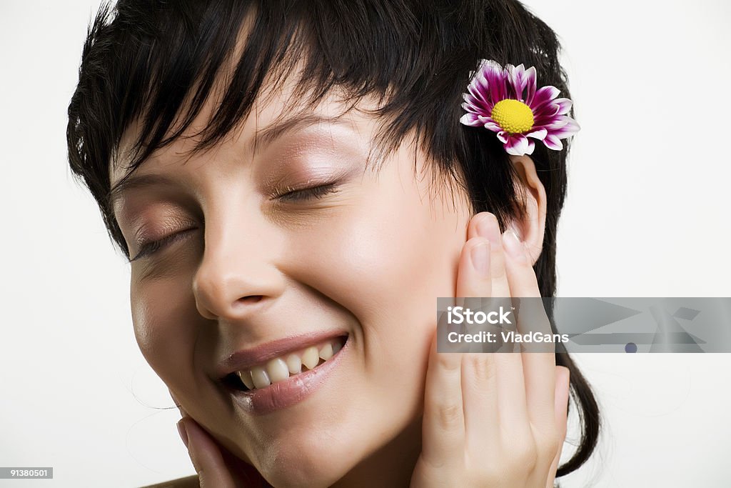Крупным планом красивое лицо с цветами - Стоковые фото Ароматерапия роялти-фри