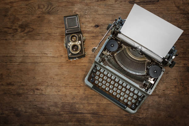 macchina da scrivere antica e fotocamera tlr su scrivania in legno rustico - writing typewriter 1950s style retro revival foto e immagini stock