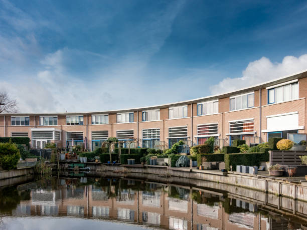 istock Circular embankment apartments 913807768