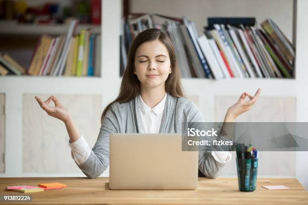 Photo libre de droit de Femme Détendue Calme Méditation Avec Ordinateur Portable Pas De Stress Au Travail banque d'images et plus d'images libres de droit de Stress