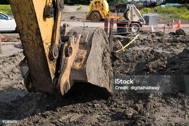 Excavar Foto de stock y más banco de imágenes de Aire libre - Aire libre, Amarillo - Color, Cavadora mecánica