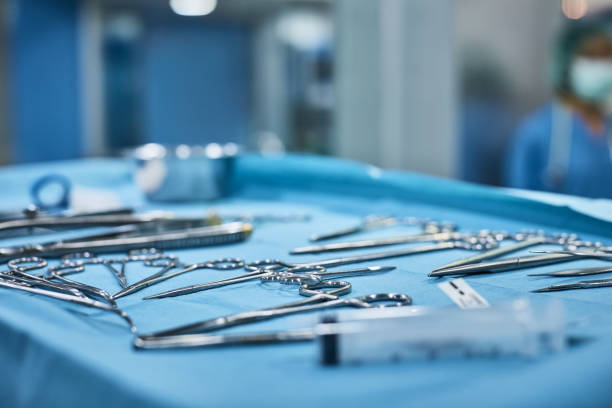 gros plan d’instruments chirurgicaux sur plateau médical - plateau ustensile photos et images de collection