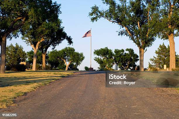 Flagge Straße Bäume Tombstones Stockfoto und mehr Bilder von Abgeschiedenheit - Abgeschiedenheit, Amerikanische Flagge, Christentum