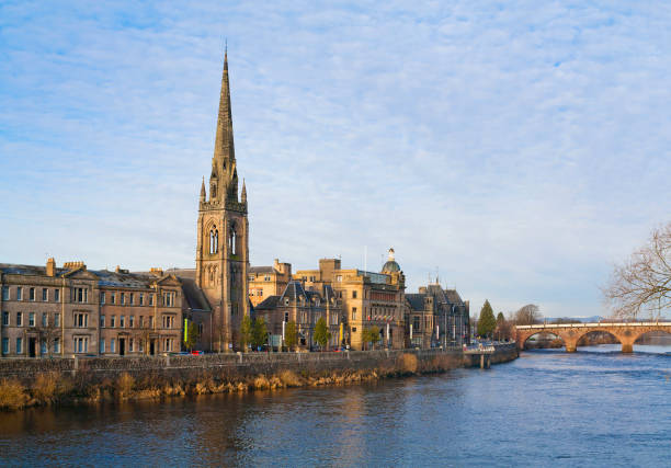 st. matthews church na barragem do rio tay da escócia em perth, escócia - spire - fotografias e filmes do acervo