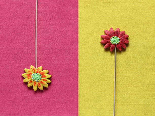 istock Gingerbread flowers on yellow and pink felt background. 913831704