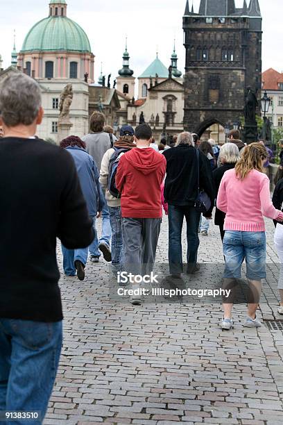 Gente Caminando Multitudes En Praga Foto de stock y más banco de imágenes de Acera - Acera, Actividades recreativas, Adoquinado