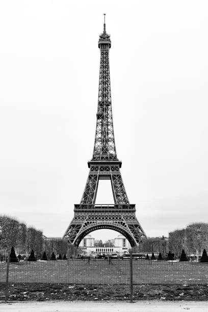 der eiffelturm in paris, frankreich - eiffel tower black and white paris france construction stock-fotos und bilder