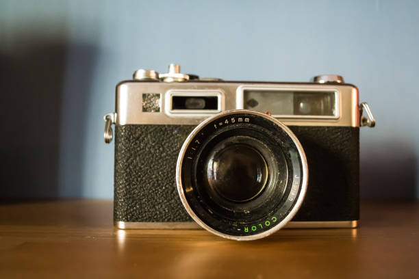 istock Vintage film photo camera 913838712