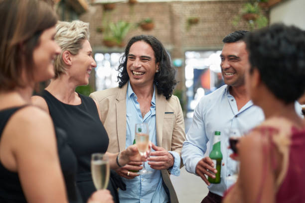 grupo multiétnico de empresarios tener bebidas en un convenio - afterwork business fotografías e imágenes de stock