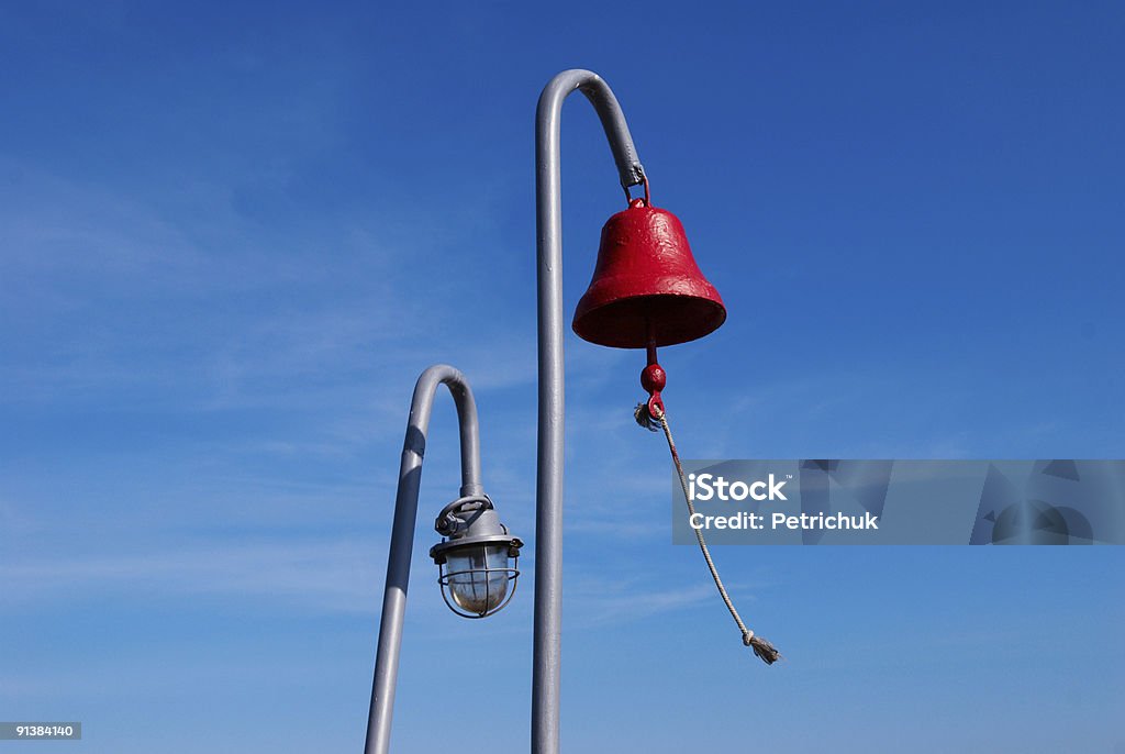 Bateau rouge et lampe bell - Photo de Aller chercher libre de droits