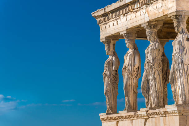 아크로폴리스 아테네 그리스에서 erechtheion의 caryatids. - greece athens greece acropolis greek culture 뉴스 사진 이미지