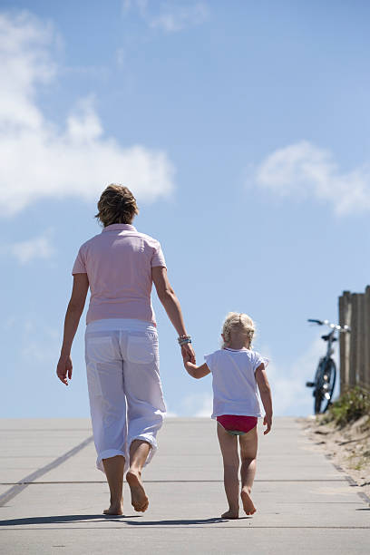 mãe e filha caminhando na praia - beach family boardwalk footpath - fotografias e filmes do acervo