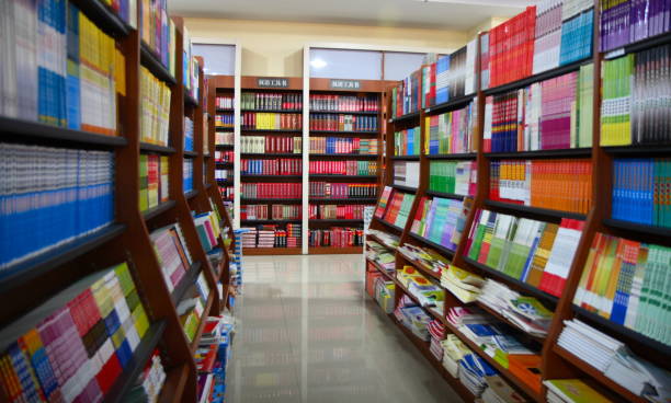 v knihovně - knihovna police fotky - stock snímky, obrázky a fotky