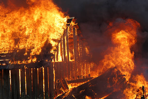 brennen von holz-haus - house burning color image danger stock-fotos und bilder