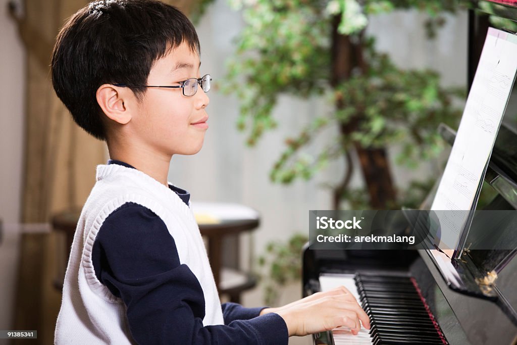 Suona il pianoforte - Foto stock royalty-free di Abilità