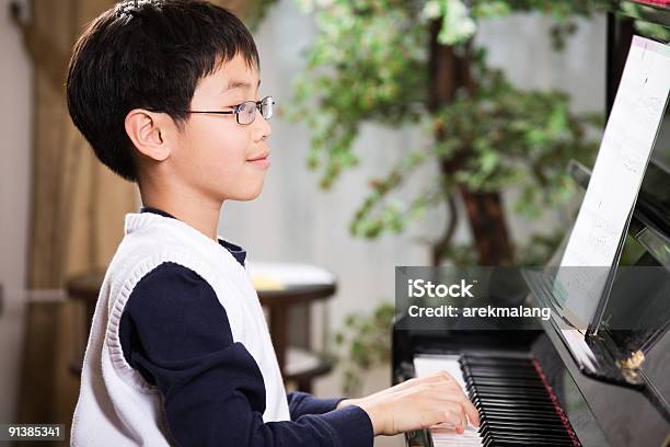 Suona Il Pianoforte - Fotografie stock e altre immagini di Abilità - Abilità, Ambientazione interna, Bambini maschi