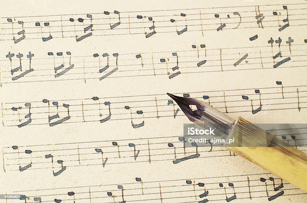 Punteggio musica e vecchia penna. - Foto stock royalty-free di Nota musicale